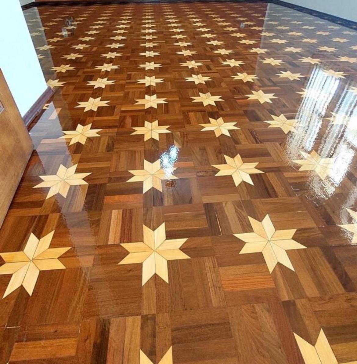 Ambiente residencial com assoalho