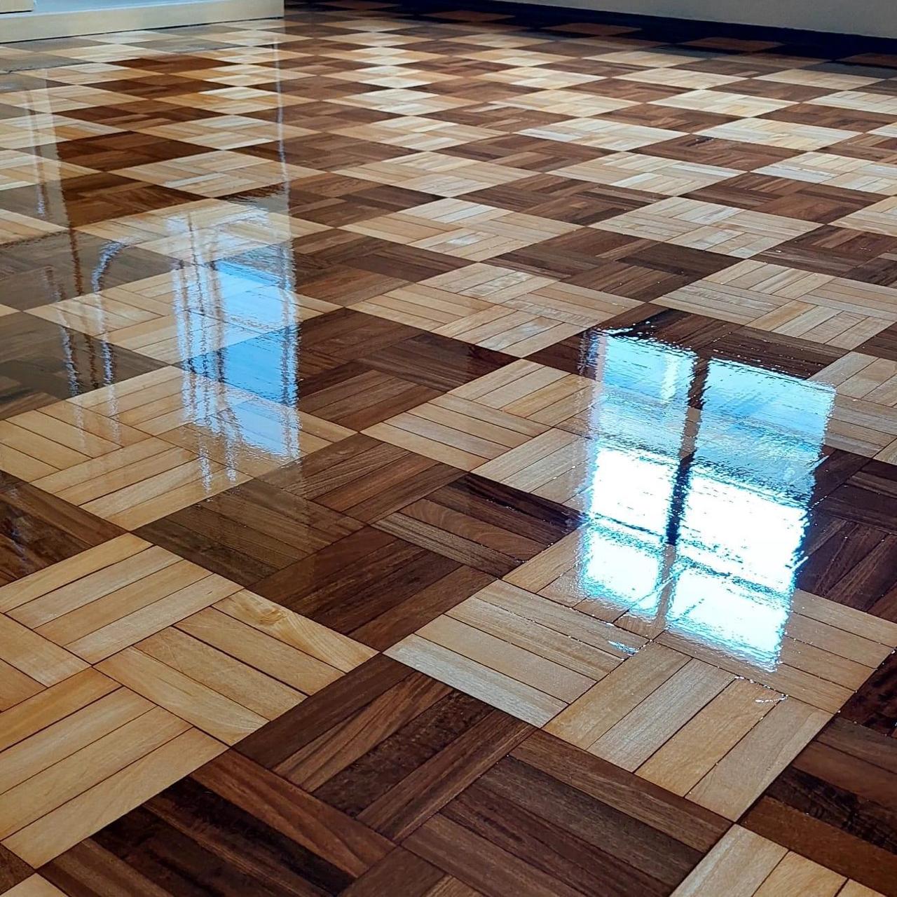Piso de madeira restaurado em ambiente residencial